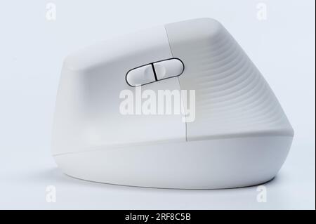 Seitenansicht einer computerergonomischen Maus isoliert im Studiohintergrund Stockfoto