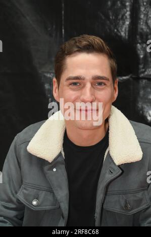 Köln, Deutschland. 31. Juli 2023. Schauspieler Timothy Boldt posiert mit dem Star unter uns auf dem Fantreffen der RTL-Serie unter uns. Kredit: Horst Galuschka/dpa/Alamy Live News Stockfoto