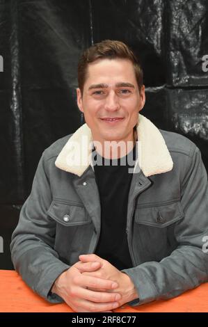 Köln, Deutschland. 31. Juli 2023. Schauspieler Timothy Boldt posiert mit dem Star unter uns auf dem Fantreffen der RTL-Serie unter uns. Kredit: Horst Galuschka/dpa/Alamy Live News Stockfoto