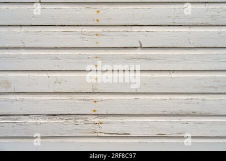 Weiße horizontale Holzverkleidung eines alten Hauses, Nahaufnahme. Stockfoto