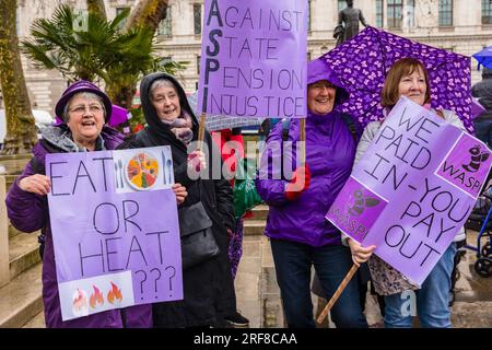 Westminster, London, Großbritannien. März 8 2023. Waspi-Damen mit Plakaten, die zeigen, dass Frauen, die in den 1950er Jahren geboren wurden, ihre Renten verloren haben Stockfoto