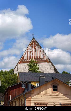 Kathedrale und hölzerne Gebäude der Altstadt von Porvoo, Finnland. 24. Juni 2023. Stockfoto