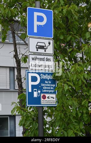 Köln, Deutschland. 31. Juli 2023. Parkplatz mit Piktogramm-Ladestation für Elektroautos Schnellladestation Schnellladestation Ladestation für Elektroautos Elektrofahrzeugmobilität Elektroautos Aufladen von Elektrizität Kfz Elektrizitätssäule Elektrizitätsladestation Elektromobilitätstechnologie Aufladen Stromnetz Hier dürfen nur Autos stehen Zeitpunkt des Ladevorgangs Gutschrift: Horst Galuschka/dpa/Alamy Live News Stockfoto