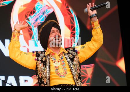 In England ansässiger Punjabi, Bhangra-Sänger, Malkit Singh tritt beim Womad Music Festival in Charlton Park, Großbritannien auf. 30. Juli 2023 Stockfoto