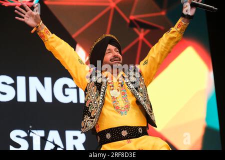 In England ansässiger Punjabi, Bhangra-Sänger, Malkit Singh tritt beim Womad Music Festival in Charlton Park, Großbritannien auf. 30. Juli 2023 Stockfoto