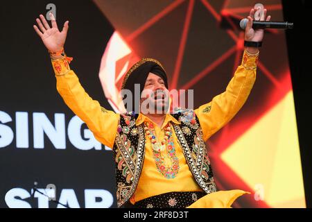 In England ansässiger Punjabi, Bhangra-Sänger, Malkit Singh tritt beim Womad Music Festival in Charlton Park, Großbritannien auf. 30. Juli 2023 Stockfoto