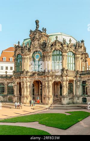 Glockenspiel und Eintritt zur Porzellansammlung im Zwinger Palast, Dresden Stockfoto