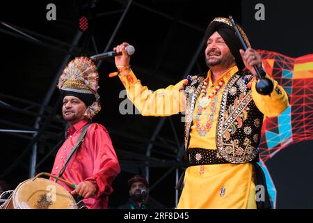 In England ansässiger Punjabi, Bhangra-Sänger, Malkit Singh tritt beim Womad Music Festival in Charlton Park, Großbritannien auf. 30. Juli 2023 Stockfoto