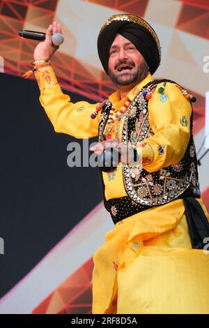 In England ansässiger Punjabi, Bhangra-Sänger, Malkit Singh tritt beim Womad Music Festival in Charlton Park, Großbritannien auf. 30. Juli 2023 Stockfoto