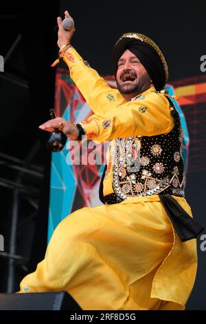 In England ansässiger Punjabi, Bhangra-Sänger, Malkit Singh tritt beim Womad Music Festival in Charlton Park, Großbritannien auf. 30. Juli 2023 Stockfoto