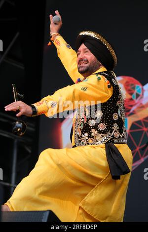 In England ansässiger Punjabi, Bhangra-Sänger, Malkit Singh tritt beim Womad Music Festival in Charlton Park, Großbritannien auf. 30. Juli 2023 Stockfoto