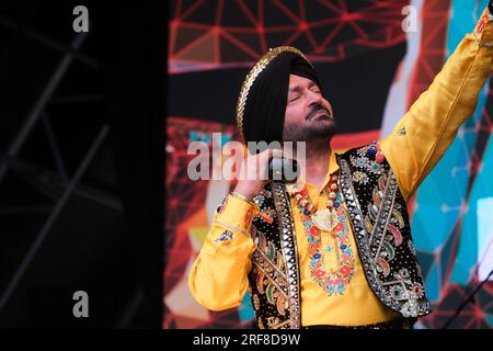 In England ansässiger Punjabi, Bhangra-Sänger, Malkit Singh tritt beim Womad Music Festival in Charlton Park, Großbritannien auf. 30. Juli 2023 Stockfoto