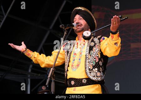 In England ansässiger Punjabi, Bhangra-Sänger, Malkit Singh tritt beim Womad Music Festival in Charlton Park, Großbritannien auf. 30. Juli 2023 Stockfoto