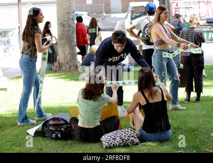 Cosmo Callaway (Mitte) verteilt am 25. März 2022 beim Global Climate Strike in Downtown LA Sticker. Foto: Raquel G. Frohlich. Stockfoto