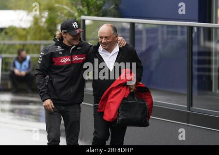 Frederic Vasseur, Teamleiter von Scuderia Ferrari und Valtteri Bottas aus Finnland, die am 30. Juli 2023 auf dem Formel 1 MSC Cruises Grand Prix 2023 in Francorchamps, Belgien, mit dem (77) Alfa Romeo F1 Team Orlen C43 Ferrari fahren. Stockfoto