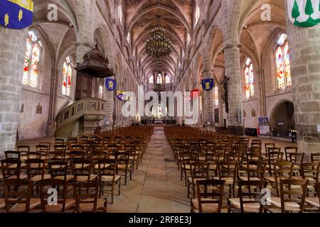 Markt und Kathedrale Saint Jean Baptiste, detaillierter Blick auf französische Stadtbasen im Sommer während eines Spaziergangs Stockfoto