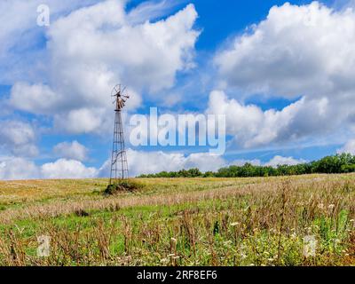 Alte kaputte windbetriebene Wasserpumpe auf Ackerland – Bossay-sur-Claise, Indre-et-Loire (37), Frankreich. Stockfoto