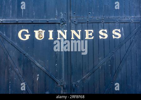 Ein Guinness-Schild in der Thomas Street Dublin, Irland, mit einem Gesicht. Stockfoto