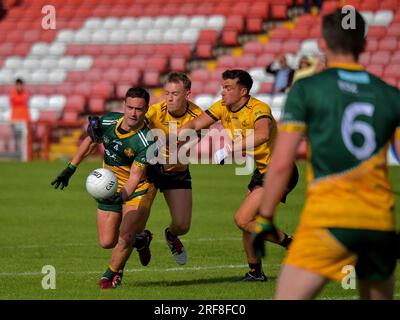 Australasien und Naher Osten in Aktion während des GAA World Games Männer Open Football Finales 2023 in Celtic Park, Derry. Foto: George Sweeney/Alamy Stockfoto