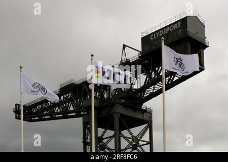 Glasgow, Schottland, Großbritannien. 1. Aug. 2023. UCI-Radweltmeisterschaft 2023 in Glasgow. Abbildung: UCI-Flaggen vor dem Wahrzeichen Finnieston Crane Credit: Kay Roxby/Alamy Live News Stockfoto