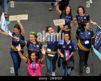 Damen aus der Fußballmannschaft France Blue, die an den GAA World Games 2023 teilnehmen, nehmen an der Eröffnungsparade in Derry, Nordirland, Teil. Foto: George Sweeney/Alamy Stockfoto