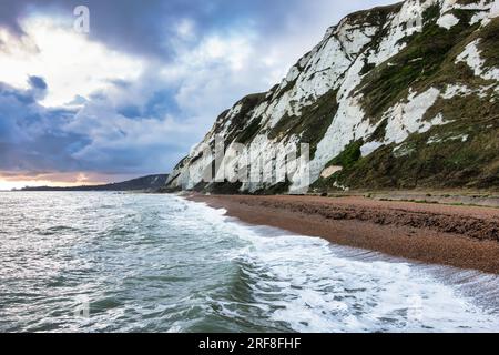 Blick auf das Meer vom Samphire Hoe Naturschutzgebiet Landschaftspark, Dover, mit einem dunklen, stimmungsvollen Himmel und rauem Meer Stockfoto