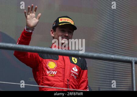 Charles Leclerc von Scuderia Ferrari feiert am Ende des Großen Preises Belgiens F1 auf dem Podium im Spa Francorchamps am 30. Juli 2023 in Stavelot, Belgien. Stockfoto