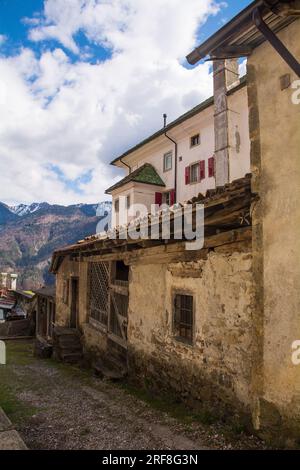 Eine Straße im Bergdorf Mione in Carnia, Friaul-Julisch Venetien, Nordost-Italien Stockfoto