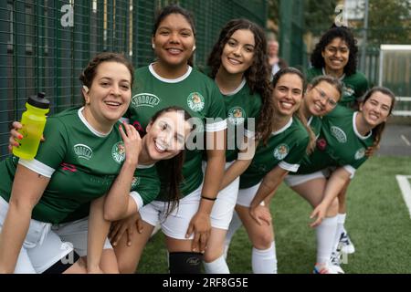 Eine Frauen-Fußballmannschaft, bestehend aus Brasilianern, die in Dublin City, Irland, leben. Stockfoto