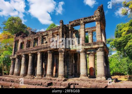 Zeitlose Eleganz: Alte Kolonnaden, Ruinen eines Khmer-Gebäudes mit majestätischen Säulen, Preah Khan. Stockfoto