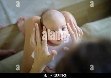 Ernte Mutter mit neugeborenem Baby Stockfoto