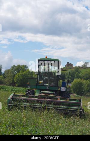 Nahaufnahme einer Erntemaschine. Primer plano de una maquina cosechadora. Stockfoto