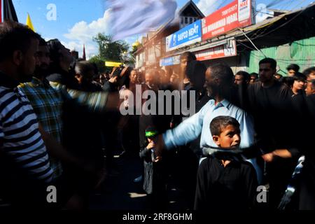 Srinagar, Indien. 26. Juli 2023. (7/26/2023) Kaschmirisch schiitische muslimische Trauerjäger rufen während einer Prozession am siebten Tag Ashuras während des Islamischen Monats Muharram Slogans, in dem sie an die Ermordung des Enkels des Propheten Mohammed Imam Hussein im siebten Jahrhundert am 26. Juli 2023 in Srinagar erinnern. (Foto: Mubashir Hassan/Pacific Press/Sipa USA) Guthaben: SIPA USA/Alamy Live News Stockfoto