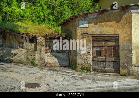Bauernhaus aus Stein, spontane rustikale Architektur in Preturo. Provinz L'Aquila, Abruzzen Stockfoto