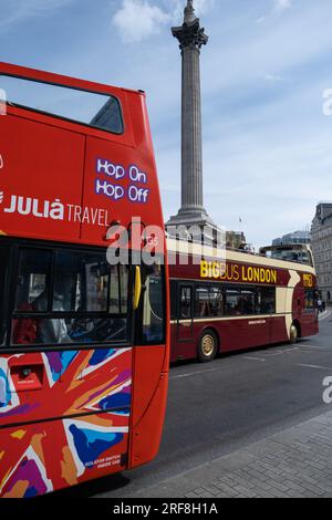London Tour Busse durch den Trafalgar Square. Stockfoto