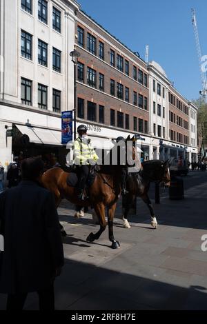 Ein Polizist im Zentrum von London, England. Stockfoto