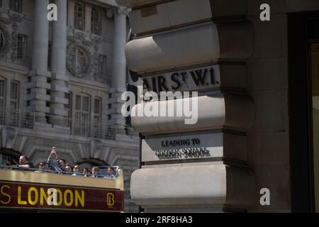 Ein Londoner Tourbus, der an einem Schild mit der Aufschrift Air Street, London, England vorbeifährt, Stockfoto