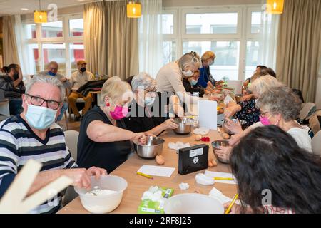 Kulinarischer Workshop in einer Residenz mit Seniorenservice, Animation, Zubereitung und Verkostung von Ahornsirupkeksen. Stockfoto