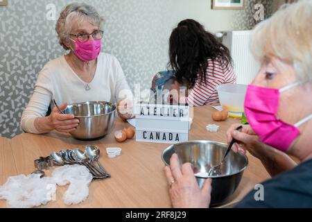 Kulinarischer Workshop in einer Residenz mit Seniorenservice, Animation, Zubereitung und Verkostung von Ahornsirupkeksen. Stockfoto