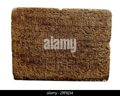 Buddhistische Dharini-Inschrift, 13. Jahrhundert n. Chr., gefunden in Cuttack. Die Inschrift des buddhistischen Dharini ist auf einer quadratischen Steinform eingraviert. Es ist CO Stockfoto