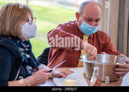 Kulinarischer Workshop in einer Residenz mit Seniorenservice, Animation, Zubereitung und Verkostung von Ahornsirupkeksen. Stockfoto