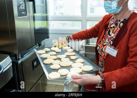 Kulinarischer Workshop in einer Residenz mit Seniorenservice, Animation, Zubereitung und Verkostung von Ahornsirupkeksen. Stockfoto