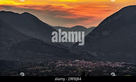 Sonnenuntergang über dem Peligna-Tal und dem Dorf Raiano. Stockfoto
