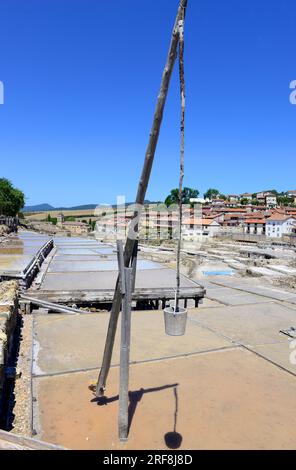 Salzverdampfbecken, Salzwerke oder alternative Anlagen sind künstliche Teiche, die zur Extraktion von Salzen für die Wasserverdampfung bereit sind. Die Ausbeutung von Salinas de Añana Stockfoto