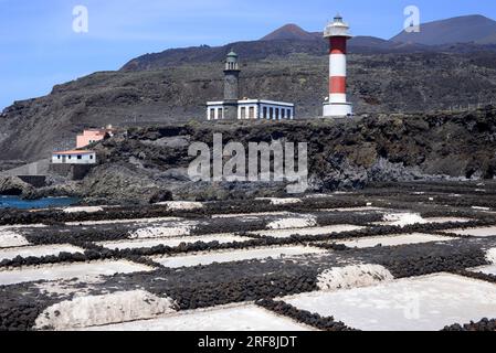 Salzverdampfbecken, Salzwerke oder alternative Anlagen sind künstliche Teiche, die zur Extraktion von Salzen für die Wasserverdampfung bereit sind. Salinas de Fuencaliente, La Palma Stockfoto