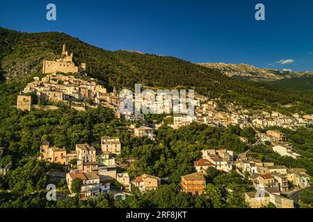 Luftaufnahme des mittelalterlichen Dorfes Roccacasale. Das Schloss De Santis dominiert die kleine Stadt und das Tal darunter. Roccacasale, Abruzzen Stockfoto