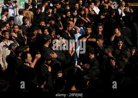 Srinagar, Indien. 26. Juli 2023. (7/26/2023) Kaschmirisch schiitische muslimische Trauerjäger rufen während einer Prozession am siebten Tag Ashuras während des Islamischen Monats Muharram Slogans, in dem sie an die Ermordung des Enkels des Propheten Mohammed Imam Hussein im siebten Jahrhundert am 26. Juli 2023 in Srinagar erinnern. (Foto: Mubashir Hassan/Pacific Press/Sipa USA) Guthaben: SIPA USA/Alamy Live News Stockfoto