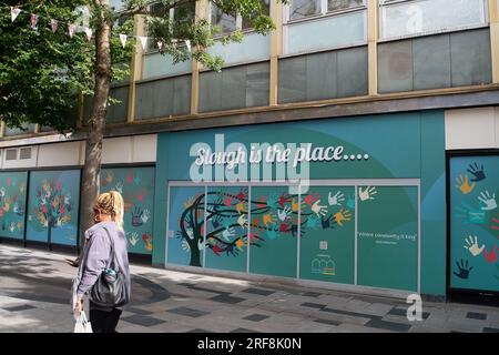 Slough, Berkshire, Großbritannien. 1. August 2023. New Slough ist der Ort, der außerhalb leerer Geschäfte in der Slough High Street hortet. Kredit: Maureen McLean/Alamy Stockfoto