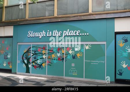 Slough, Berkshire, Großbritannien. 1. August 2023. New Slough ist der Ort, der außerhalb leerer Geschäfte in der Slough High Street hortet. Kredit: Maureen McLean/Alamy Stockfoto