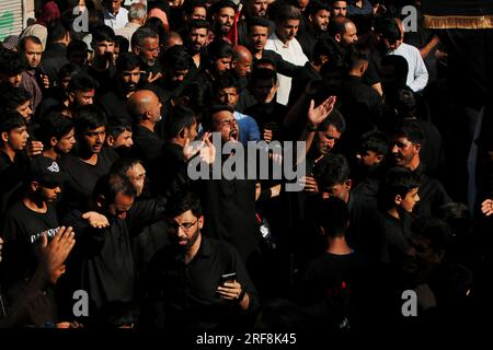 Srinagar, Indien. 26. Juli 2023. (7/26/2023) Kaschmirisch schiitische muslimische Trauerjäger rufen während einer Prozession am siebten Tag Ashuras während des Islamischen Monats Muharram Slogans, in dem sie an die Ermordung des Enkels des Propheten Mohammed Imam Hussein im siebten Jahrhundert am 26. Juli 2023 in Srinagar erinnern. (Foto: Mubashir Hassan/Pacific Press/Sipa USA) Guthaben: SIPA USA/Alamy Live News Stockfoto